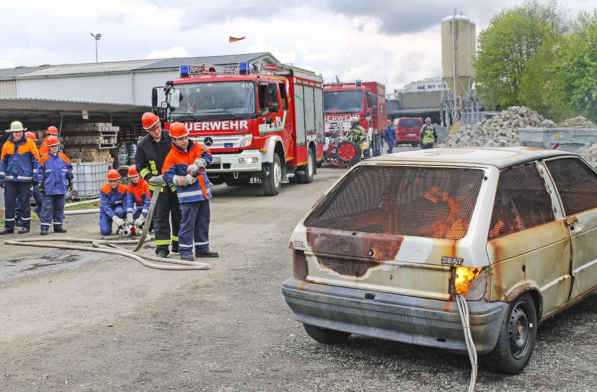Einer der Höhepunkte beim  „24-Stunden-Tag“  in Rehau war  das Löschen  echter Brandherde – wie etwa brennender Fahrzeuge.
