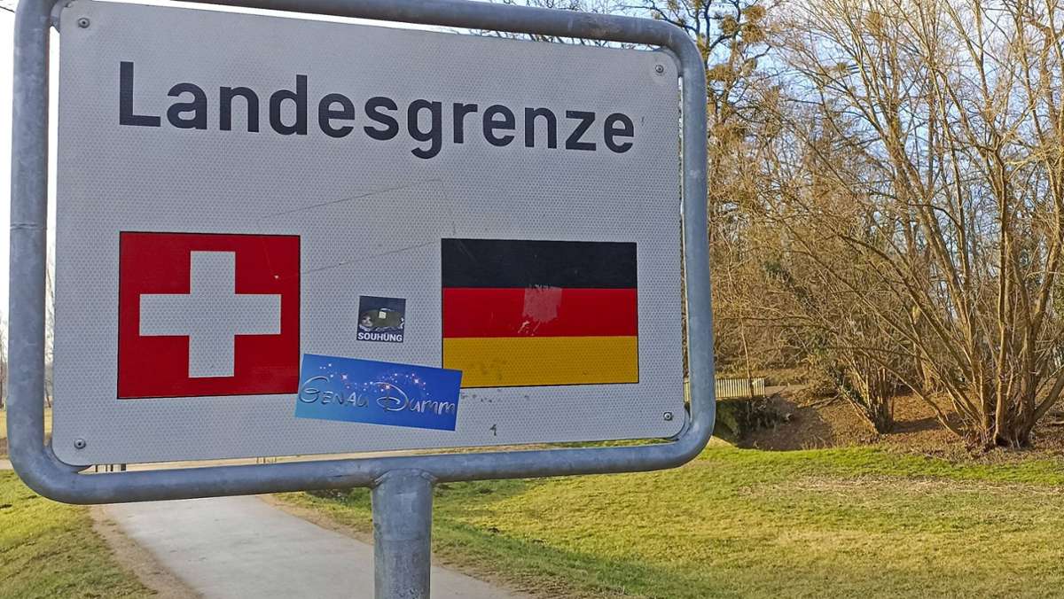 Schweizer Grenze: 23-köpfige Familie reist in Siebensitzer