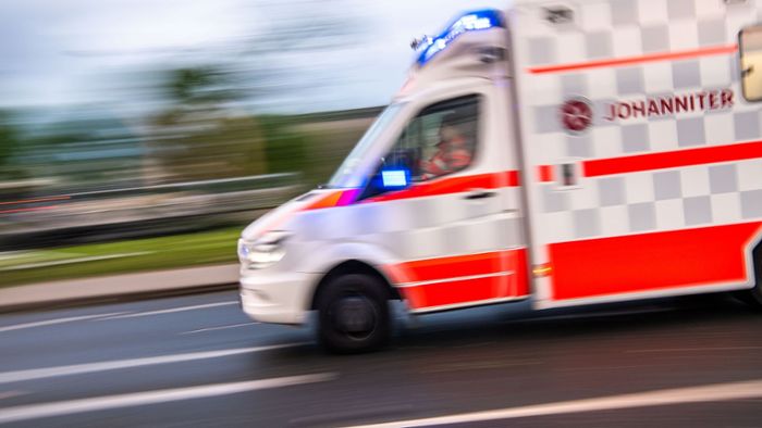 Lkw rammt Krankenwagen: 89-jähriger Patient stirbt