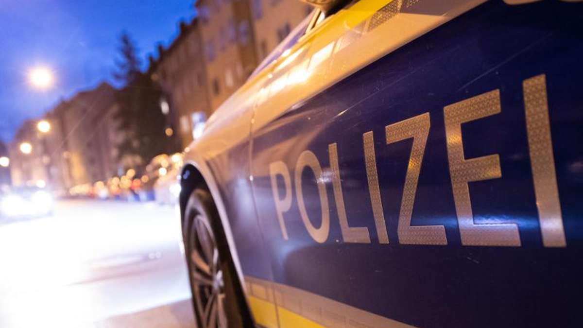 Schwarzenbach an der Saale: Schwarzenbach an der Saale: Betrunkener 15-Jähriger pinkelt Polizeiwagen an