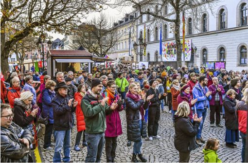 Viele Bürger versammelten sich am Marktplatz, um den Rechten die Stirn zu bieten. Foto: Florian Miedl