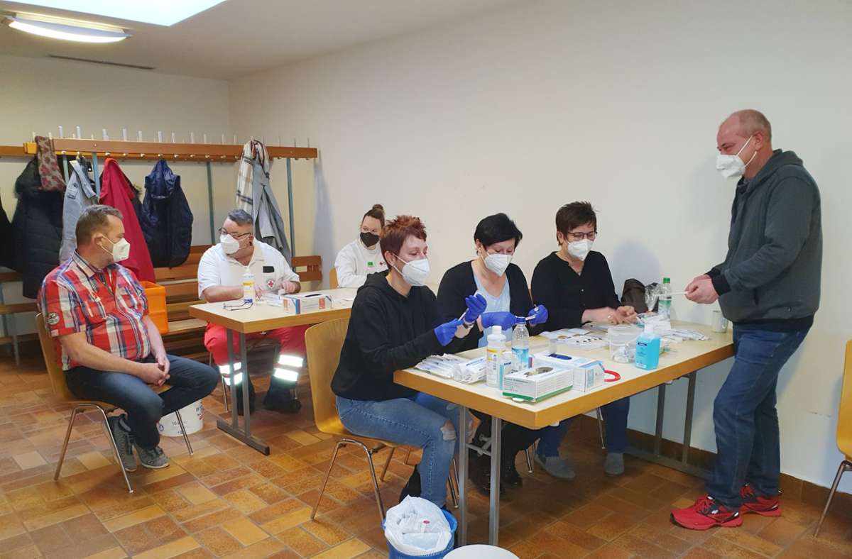 Viel Arbeit hatten die Helferinnen beim Spritzenaufziehen und den Einsatzvorbereitungen für das dreiköpfige Impfteam. Foto:  