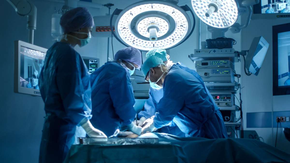 Tod nach OP: Zwei Sana-Ärzte vor Gericht