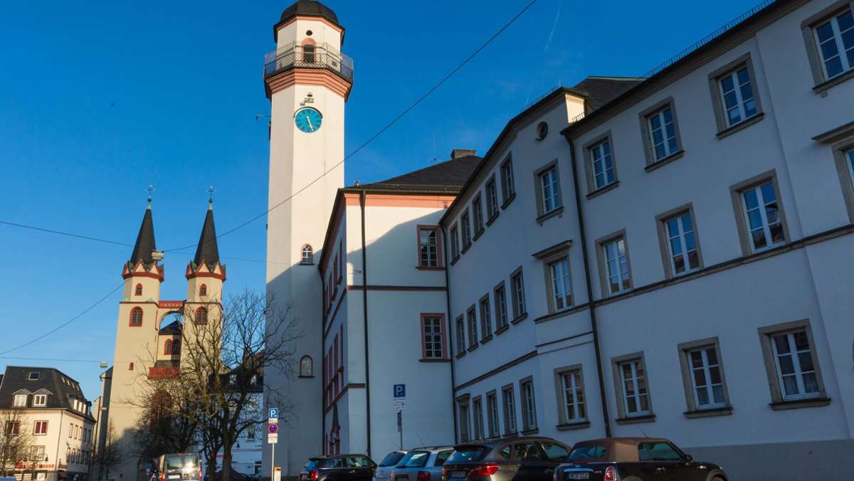 Rathaus und Co.: PV-Anlagen auf vier städtische Dächer in Hof?