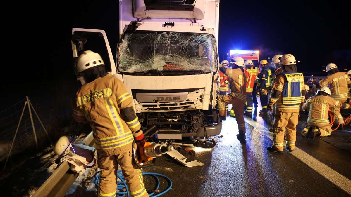 Münchberg: A 9/Münchberg: Schwerer Lkw-Unfall, Fahrerin eingeklemmt