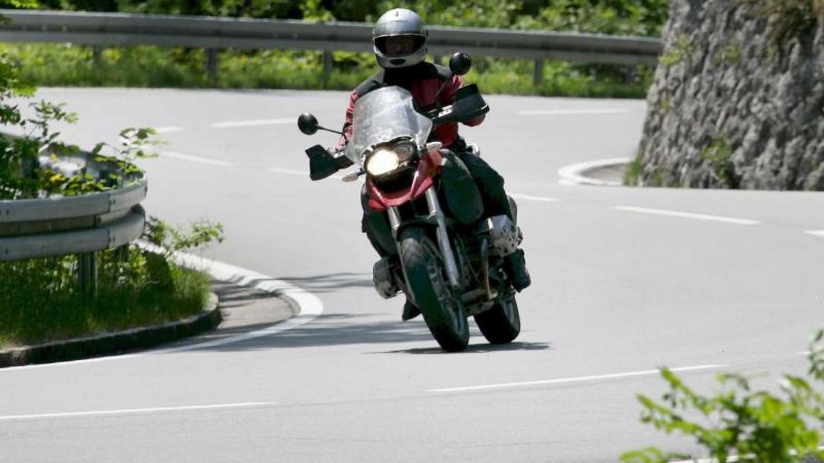 Oelsnitz: Auto kracht in Motorrad: 71-jähriger Biker tot - vier Schwerverletzte