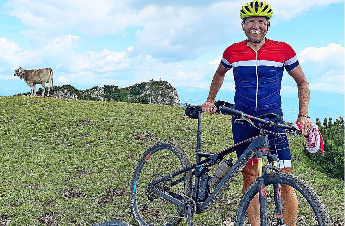 Ein Arzt, der seinen Patienten ein gutes Beispiel ist und sich in seiner Freizeit fit hält: Stefan Pecher ist im Sommer oft mit seinem Mountainbike unterwegs. Foto: /Peter Perzl