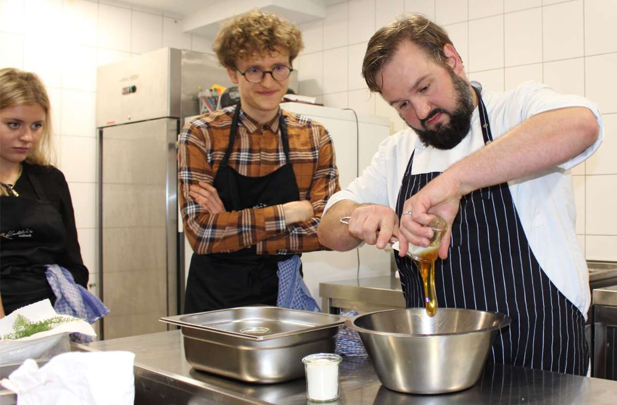 Lernen vom Profi: Beim Fichtelmenü-Kochkurs schauten  die Teilnehmer   Ulrich Kohler über die Schulter.