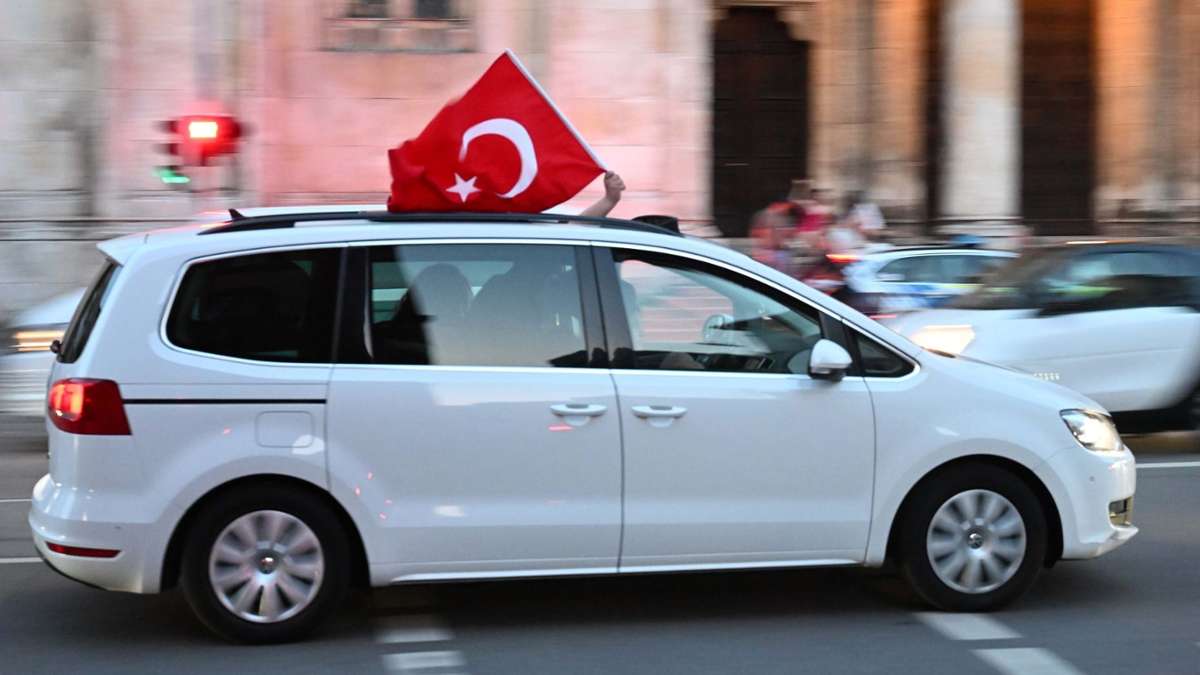 Hof: Autokorso nach Wahlen in der Türkei
