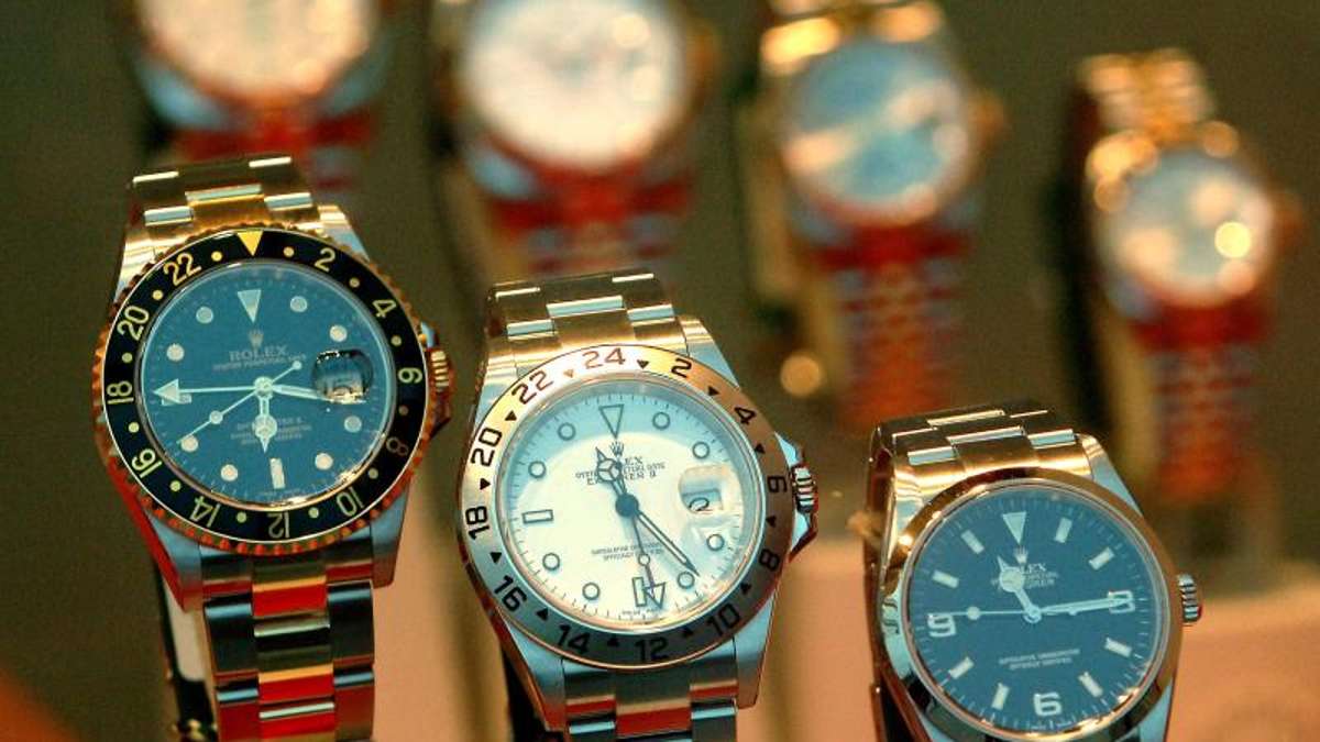 Hof: Hof: Unbekannter stiehlt wertvolle Armband-Uhr