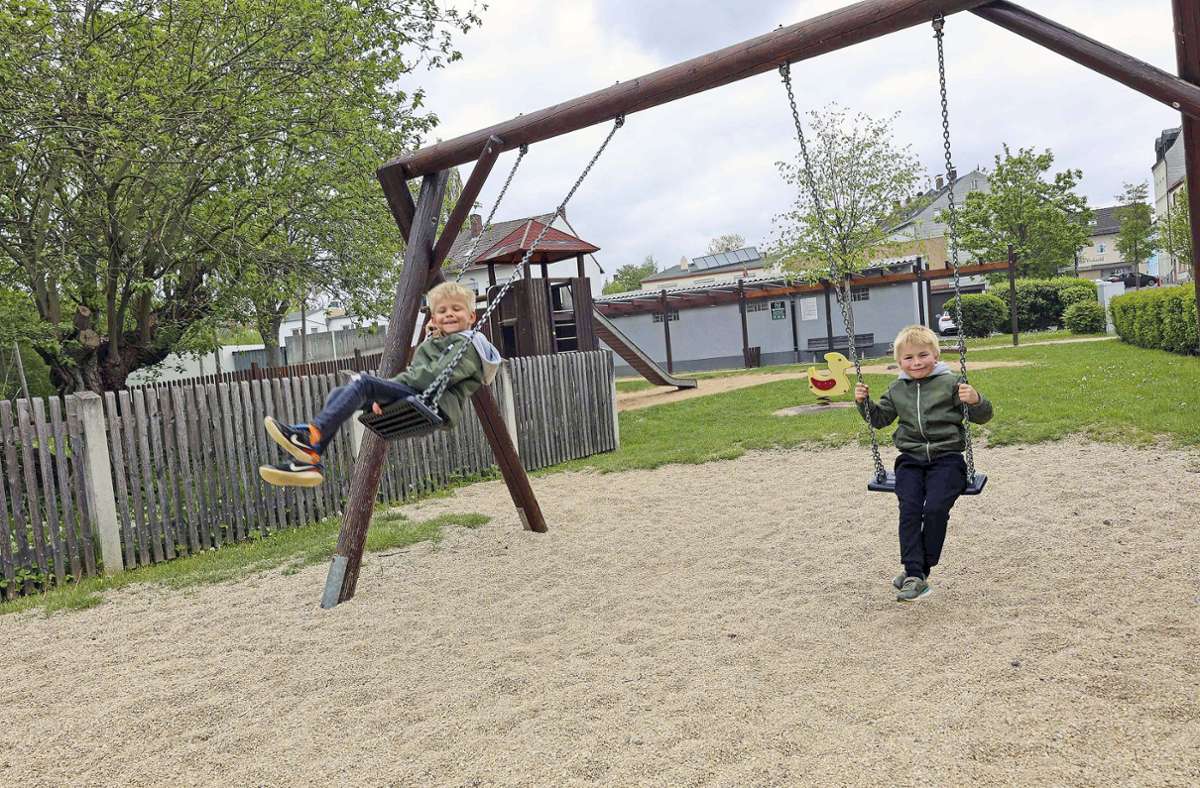 Finn-Lucas und Elias mögen es offenbar oldschool: Sie freuen sich über die Schaukeln auf dem Spielplatz an der Fabrikstraße. Foto: /Frank Mertel