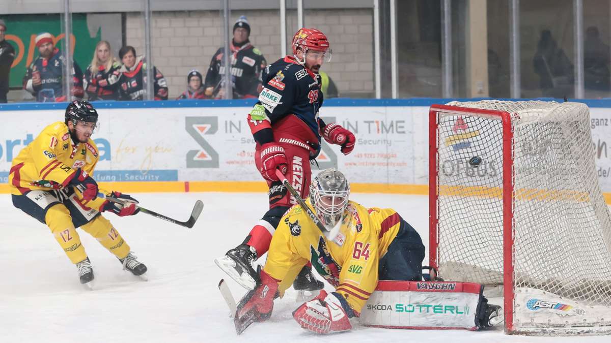 Da war die Selber Eishockey-Welt noch in Ordnung. Mark McNeill erzielte gegen den Freiburger Keeper Patrik Cerveny das 1:0 .