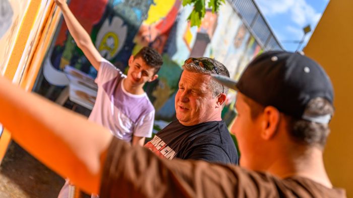 Oberkotzauer Kulturwoche: Comic-Zeichner sprayt mit Jugendlichen Graffiti