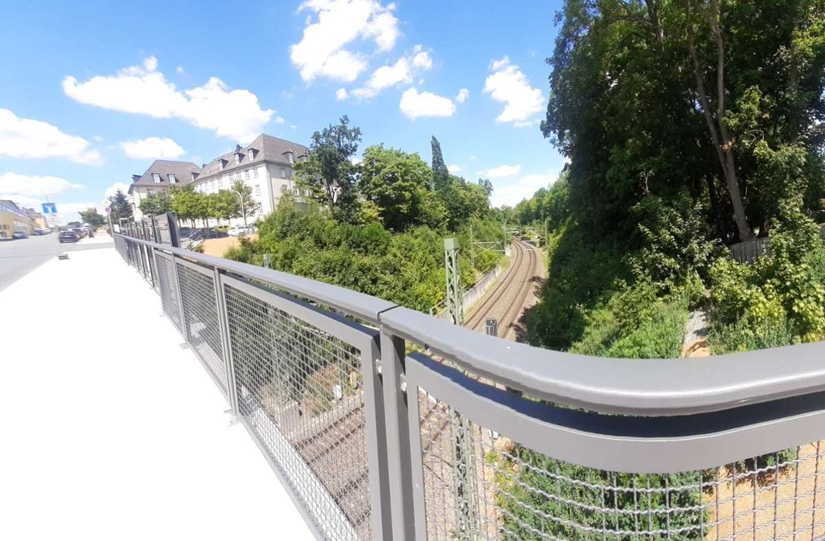Wie man sieht, sieht man nichts: Der geplante Bahnhalt an der unteren Jahnbrücke soll  an die Strecke oberhalb der Jahnbrücke verlegt werden. Foto: Christoph Plass (14)/cp