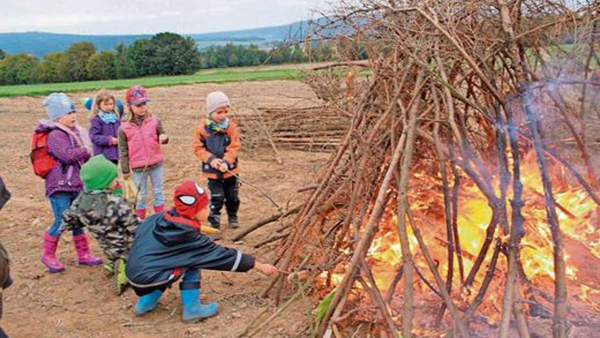Wunsiedel: Kinder genießen großes Kartoffelfeuer