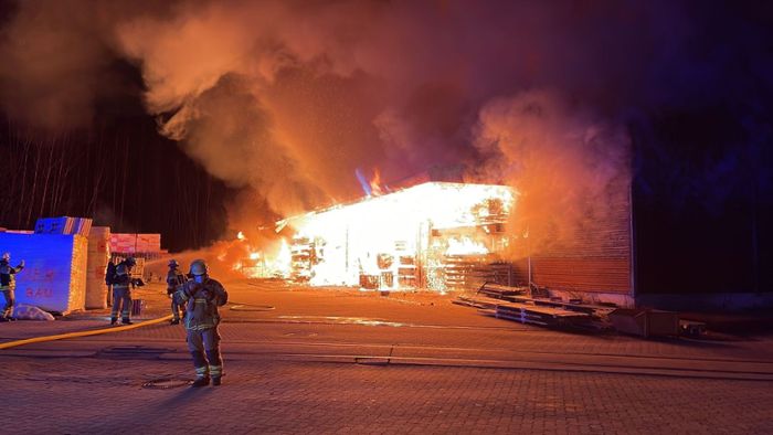Feuer an Neujahr in Lagerhalle in Marktredwitz: Brandursache steht fest