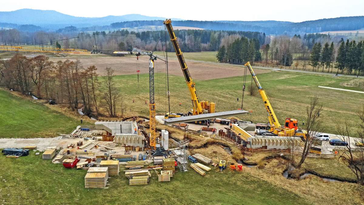 Extremer Brückenbau in Waldershof: Vier 95-Tonnen-Schwergewichte am Haken