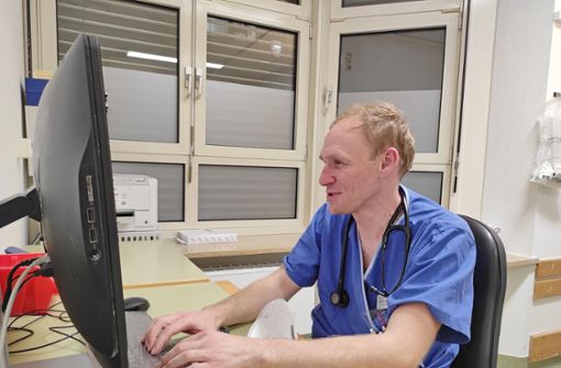 Dr. Timo Greim – mal nicht am Patienten, sondern am Computer. Jeder Schritt wird  dokumentiert. Foto:  
