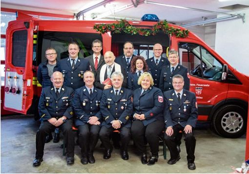 Zusammen mit einigen Ehrengästen hat die Feuerwehr Döhlau ihren neuen Mannschaftstransportwagen eingeweiht. Es handelt sich um einen Ford Transit. Quelle: Unbekannt