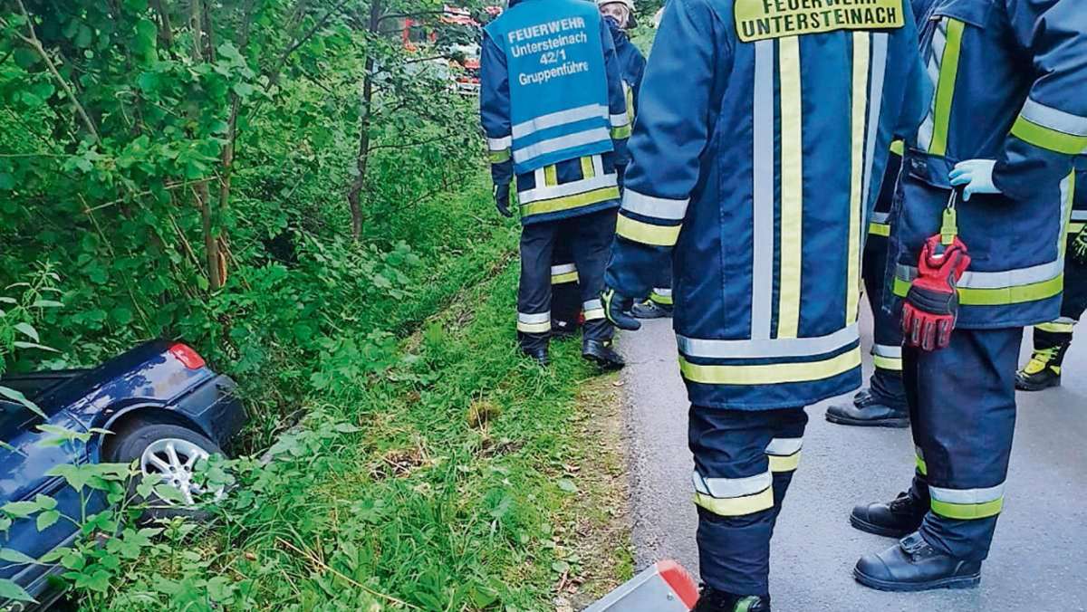 Kauernburg/Grundhaus: Auto stürzt in tiefen Graben