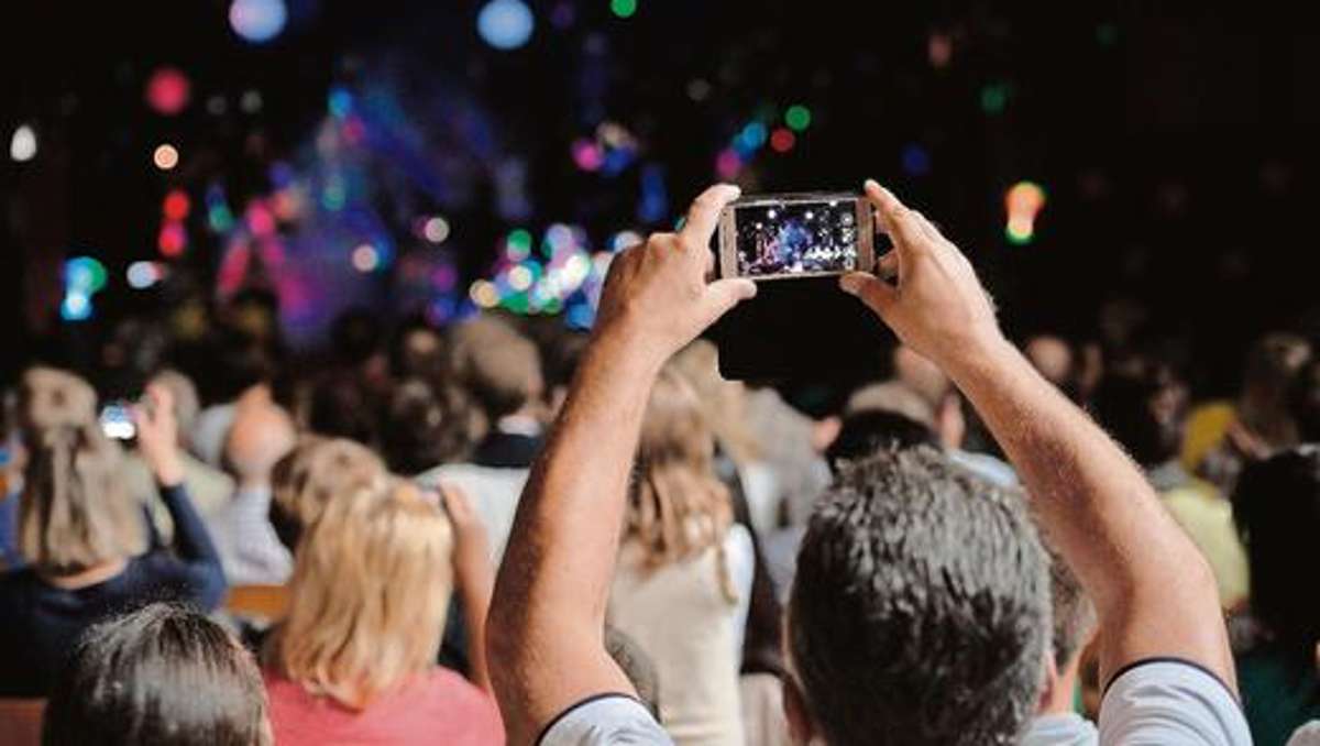Fichtelgebirge: Augen-Blick Eine Szene von einem großen Rock-Konzert? Von wegen. Eltern sind es, die hier die Smartphones für ein Erinnerungsfoto in die Höhe halten. Und die Stars auf der Bühne sind ihre Kinder.