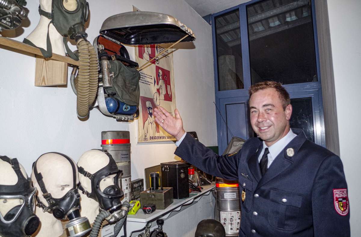 Die Freiwillige Feuerwehr hat in ihrem Museum  eine große  Sammlung historischer Atemschutzgeräte. Kreisbrandmeister Martin Tröger erklärt den Zuhörern  die Funktion vieler  Geräte.
