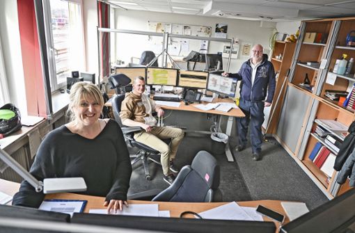 24 Stunden am Tag besetzt, 365 Tage im Jahr: die Leitstelle, hier mit (von links) Carmen Rickl, Danny Thiel und Matthias Unger. Foto: /cp