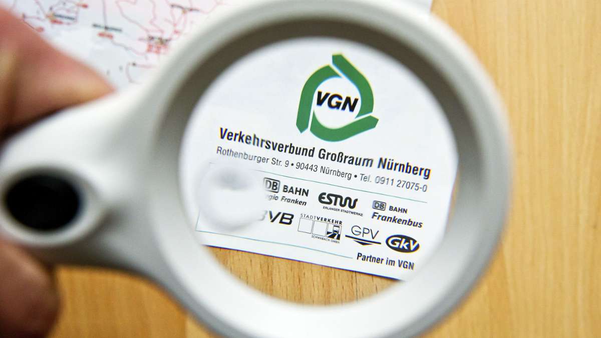 Durch eine Lupe ist am 02.04.2013 in Nürnberg (Bayern) auf einer Karte vom aktuellen Gesamtraum des Verkehrsnetz vom Verkehrsverbund Großraum Nürnberg (VGN) das VGN-Logo zu sehen.