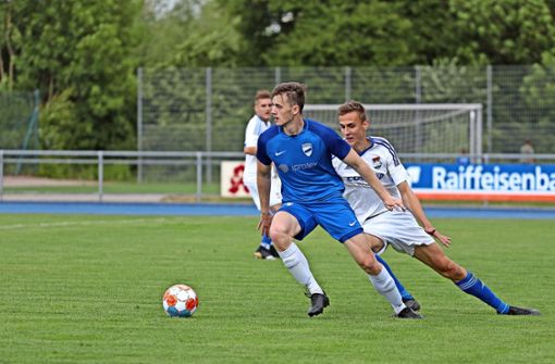 Hier noch im Nachsehen gegen Michael Söllner (links), dann FC Eintracht-Schreck: „Dreierpacker“ Andreas Pfahlmann. Foto: /Bernd Riemke