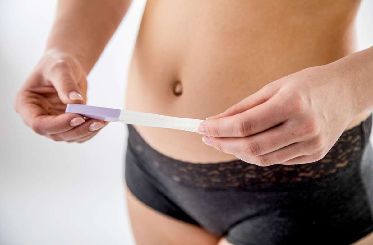 Wächst ein Baby im Bauch? Nicht alle Frauen freuen sich  darüber, wenn der Schwangerschaftstest positiv ausfällt. Foto: Christin Klose, dpa