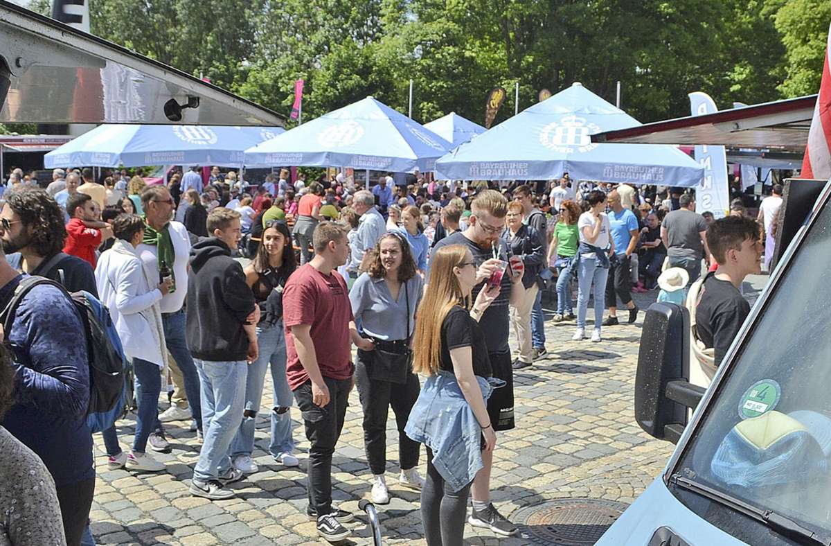 Lange Schlangen an den Wagen und lächelnde Gesichter: Das Foodtruck-Festival im Porzellanikon zog unzählige Fans erlesener Köstlichkeiten nach Selb-Plößberg.