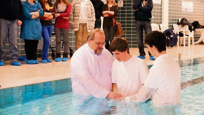 Taufen im Hallenbad