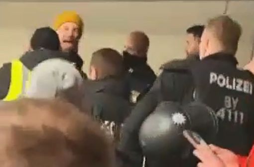 Der Screenshot eines Videos eines Crimmitschauer Fans zeigt Felix Weber (gelbe Mütze) wenige Sekunden, bevor er zu Boden geht. Foto: Video: Uwe Meisel
