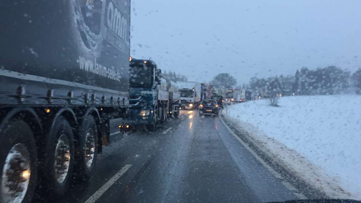Naila: Schneetreiben: Dutzende Lkw bei Naila im Stau