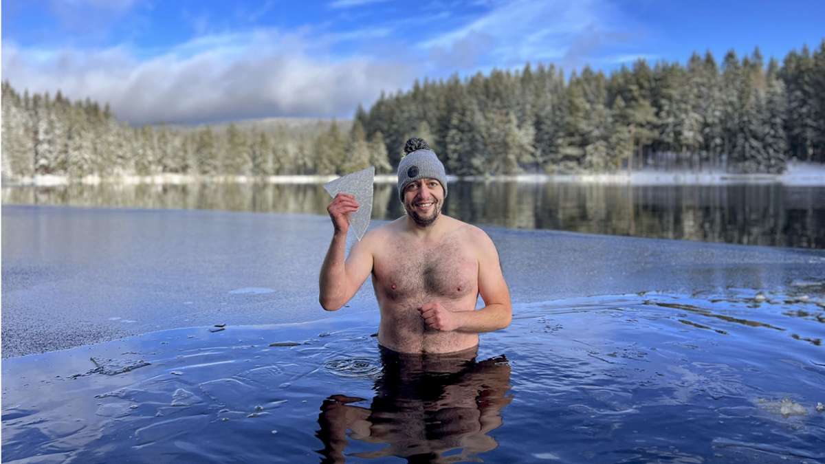Nicolai Brückov  nutzt den sonnigen Wintertag zum Eisbaden.