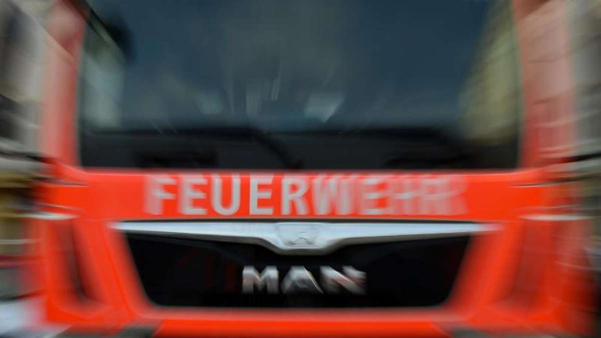 Hof: Schrott-Auto fängt Feuer