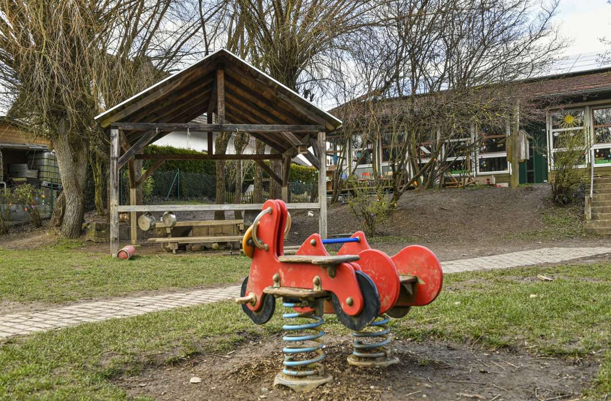 Wo jetzt noch das Spielhaus steht, muss das Gelände aufgefüllt werden, um den Hort an das Elisabeth-Kinderhaus in Hohenberg anbauen zu können. Foto: Florian Miedl