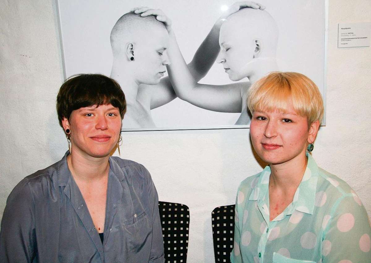 Louisa Regel (links) und Mareike Pittig haben mit ihrem Fotoprojekt, für das sie ihre Haare komplett abrasiert hatten, einen Hauptpreis erhalten; beide studieren Textildesign in Münchberg. Foto: sg