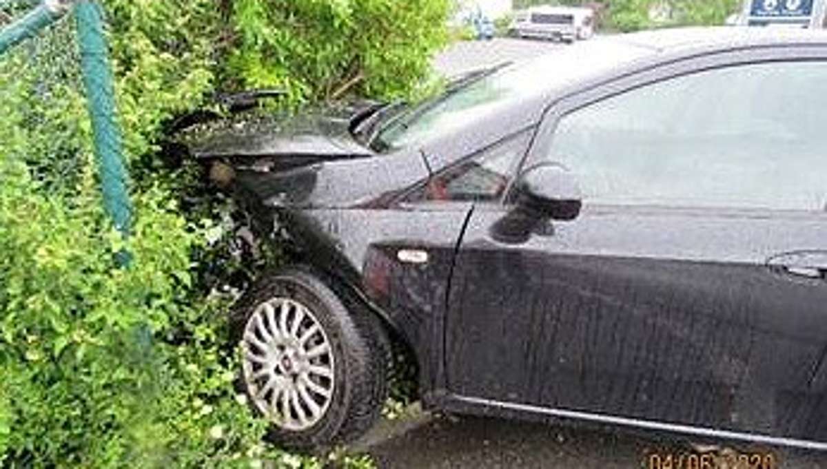 Hof: Auto landet im Gartenzaun einer Firma - Fahrerin verletzt
