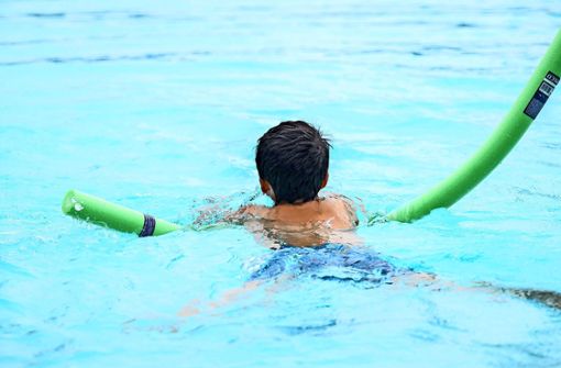 Die allseits bekannte Schwimmnudel kommt oft bei Nichtschwimmern zum Einsatz. Foto: /Julian Stratenschulte/dpa