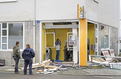 Unbekannte haben in der Nacht zum Donnerstag einen Geldautomaten in Wiesau gesprengt. Polizei, Feuerwehr und Landeskriminalamt waren im Einsatz. Foto: Katrin Pasieka-Zapf
