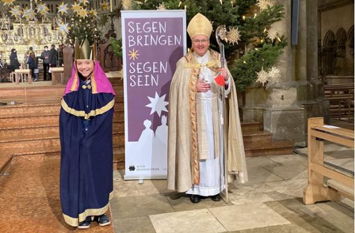 Hanna Schönauer aus Arzberg und Bischof Voderholzer beim Gottesdienst im Regensburger Dom. Foto: /Ulrich Frey