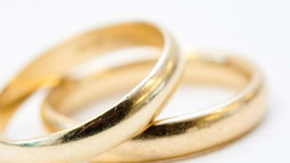 Wertvolles Fundstück in Selb: Polizei macht Ehering-Besitzerin dank Gravur ausfindig