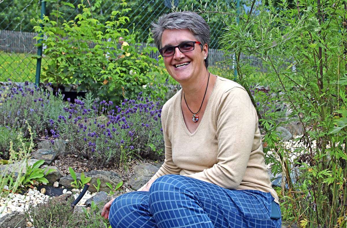 Katja Stölzel-Sell sitzt gerne inmitten ihrer Kräuter und genießt den Duft von Lavendel, Thymian, Beifuß und den zahlreichen anderen mediterranen Pflanzen.