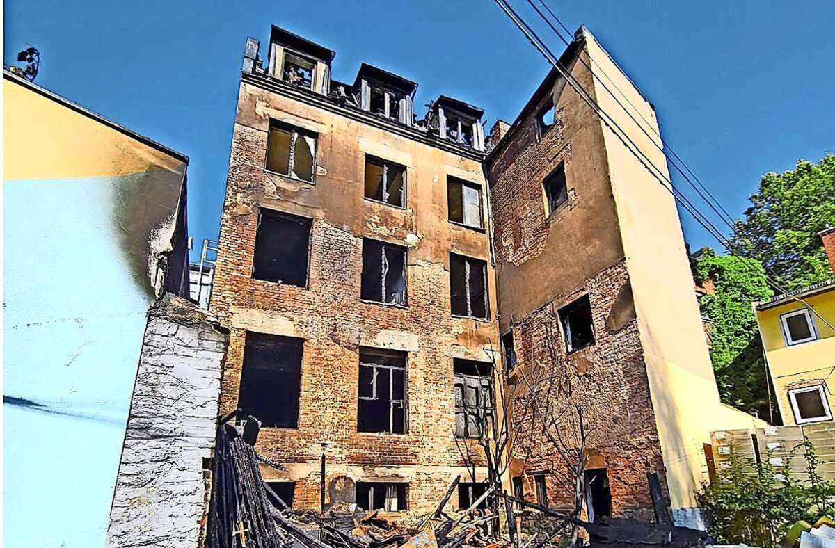 Ausgebrannt: Das Wohnhaus, zu dem im August mehr als 300 Einsatzkräfte geeilt waren. Foto: Stadt Hof