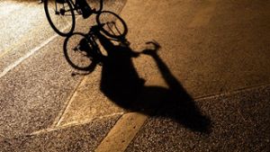 Radfahrer belästigt Seniorin mit obszöner Frage