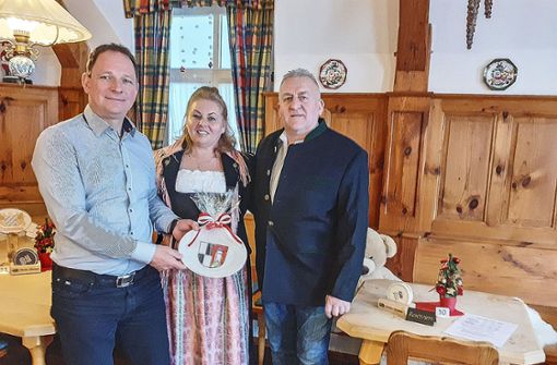 Das Bild zeigt Bürgermeister Jürgen Hoffmann (links) bei der Übergabe eines Erinnerungsgeschenks an Irena und Frank Unger, die neuen Besitzer des Gasthofs und Hotels „Zum Weißen Lamm“, die nun in den Vollbetrieb starten. Foto: /Gisela König