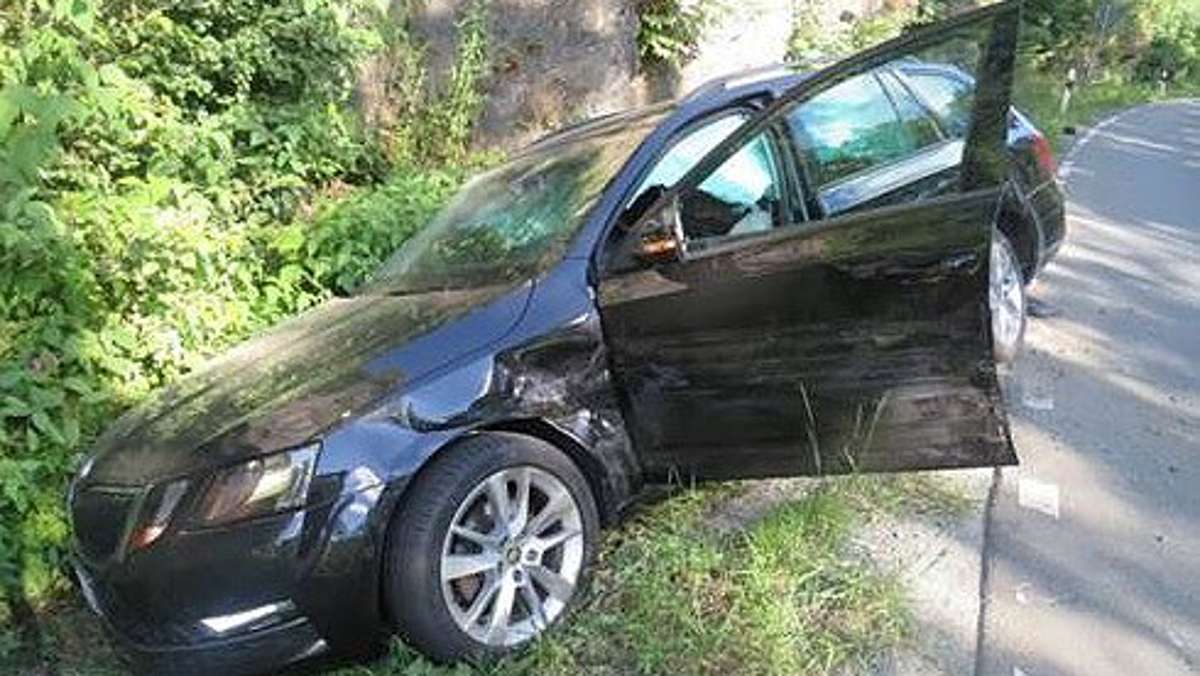 Hof: Hof/Döhlau: Auto schleudert in Felswand