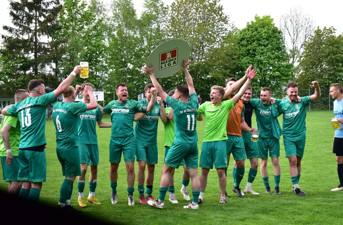 Freude nach dem Spiel: Die Frösche feiern feucht-fröhlich den Aufstieg in die Bezirksliga.