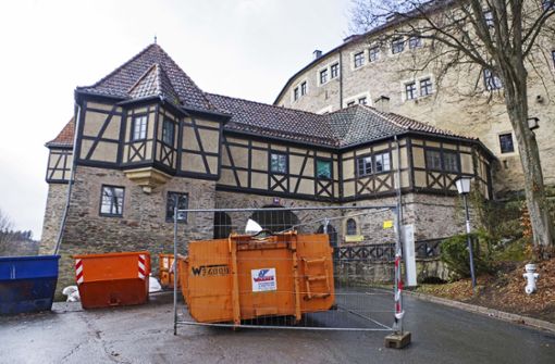 Am Eingangstor zur Burg Lauenstein stehen große, orange Container. Darin landet alles, was drinnen nicht mehr gebraucht wird. Foto: Peter Fiedler